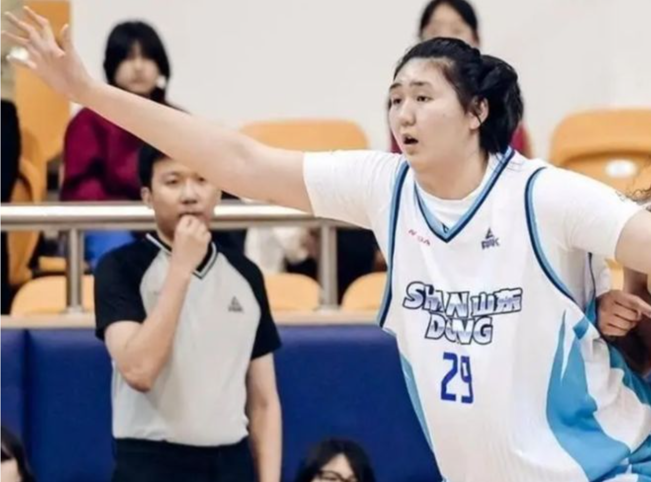 博鱼电竞官方app-18岁2米26中锋打出巨星水平!7分46秒,12投9中 轰19分10板