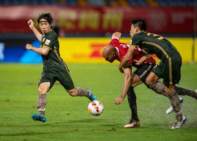 博鱼电竞官方app-国安惨胜蓉城难摆脱质疑 人数占优被对手压着打