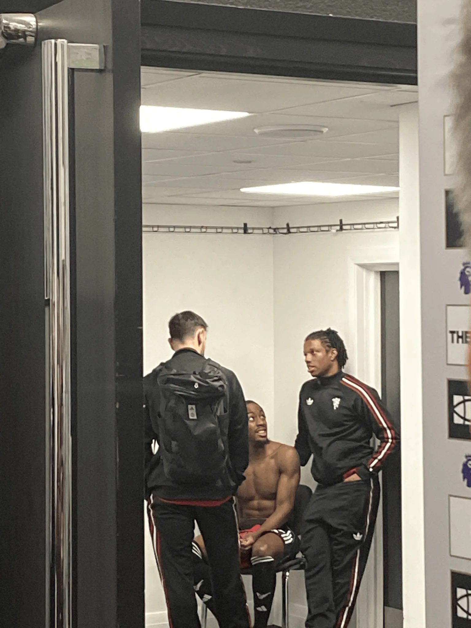 老队友重聚，埃兰加赛后与B费、马拉西亚交谈了5分钟